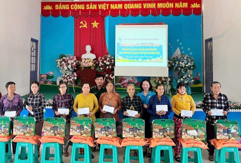Provincial Women's Union has recently organized a delegation to visit and present gifts in the Mekong Delta province of Dong Thap