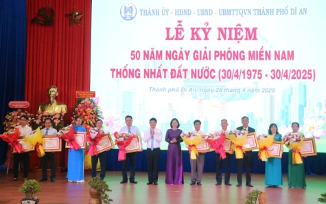 On April 28, the City Party Committee, People's Council, People's Committee, and Vietnam Fatherland Front Committee of Di An City solemnly held a ceremony to celebrate the 50th anniversary of the Liberation of the South and National Reunification
