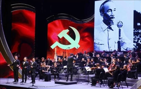 越共中央总书记苏林出席“党在大捷的春天”特别文艺晚会