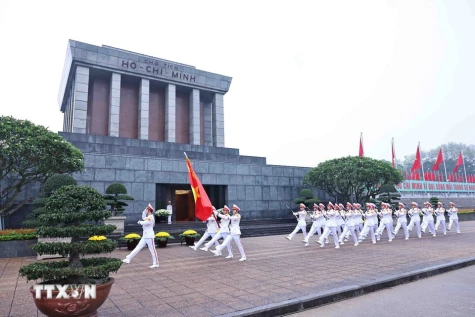 Lễ chào cờ đặc biệt chào mừng 50 năm thống nhất đất nước tại Quảng trường Ba Đình