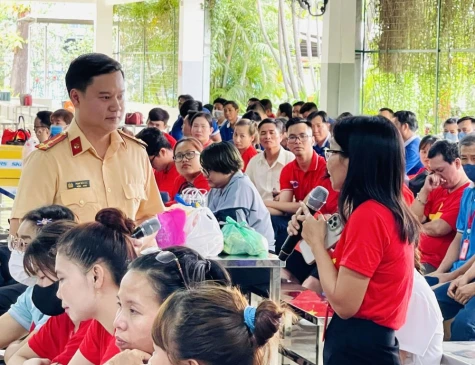 为近500名工人提供交通安全知识