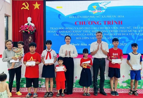 Hội Liên hiệp Phụ nữ xã Phước Hòa: Trao hỗ trợ phụ nữ và trẻ em khó khăn