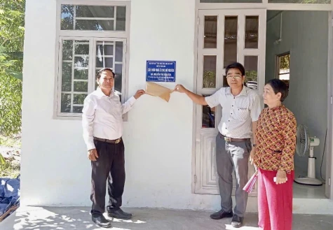 Ủy ban MTTQ Việt Nam xã An Thái: Bàn giao công trình xóa nhà tạm, nhà dột nát