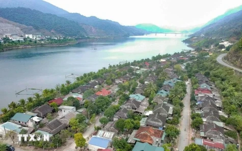 Vietnam's record set for White Thai stilt houses in Muong Lay