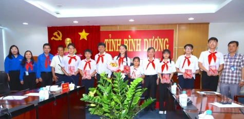 会见并祝贺参与第十届全国“胡伯伯好孩子”大会的代表团