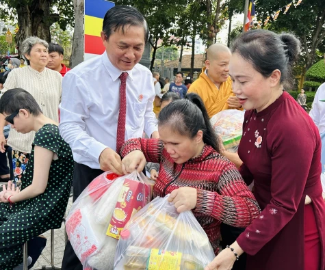 Hỗ trợ 500 người dân khó khăn đi “Chợ 0 đồng”