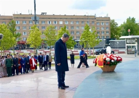 Party chief pays tribute to President Ho Chi Minh, General Secretary Le Duan in Moscow