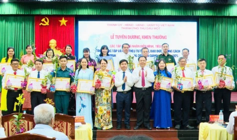 5月13日土龙木市市委举行会议，纪念胡志明主席诞辰135周年；总结越共十二届中央政治局2016年5月15日“关于推进学习和践行胡志明思想、道德、风格”的第05-CT/TW号指示实施十年
