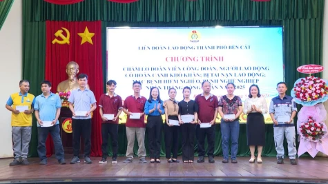 Early May 13, Ben Cat city’s Labor Union held a launching ceremony for the Workers’ Month under the theme of “Vietnamese workers pioneering into the new era