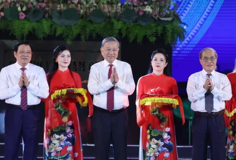 苏林总书记出席2025年全国莲花村文化节开幕式