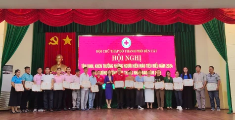 Tôn vinh nhiều gia đình, cá nhân hiến máu nhân đạo tiêu biểu