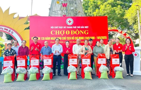 Thu Dau Mot City Red Cross Society (RCS) organized a "Zero-VND Market" to support people having difficult circumstances in the area.