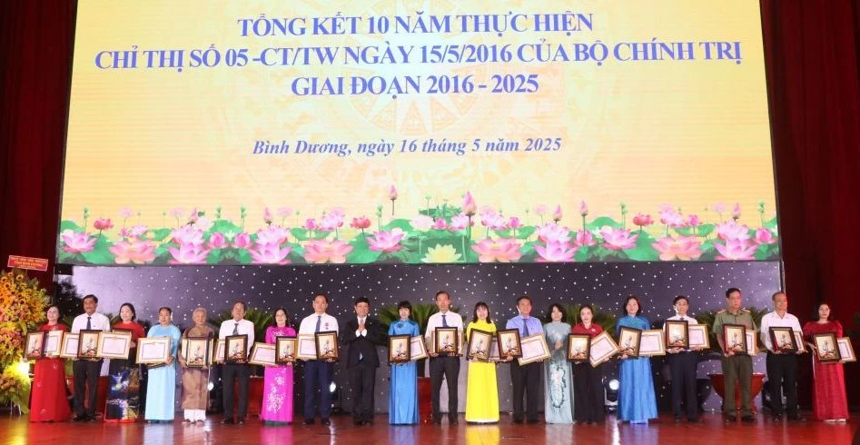 Promoting Ho Chi Minh's ideology through concrete actions, building a modern and affectionate Binh Duong