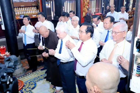 Thắp hương tưởng niệm Cụ Phó bảng Nguyễn Sinh Sắc và Chủ tịch Hồ Chí Minh