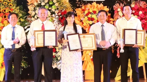 Tôn vinh những điển hình tiên tiến của ngành giáo dục