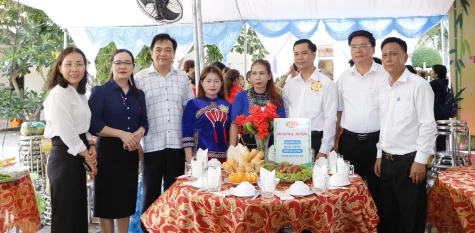 Ấm áp bữa cơm đại đoàn kết