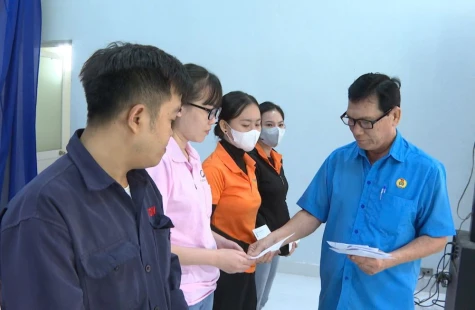 Trao 142 phần quà cho công nhân lao động có hoàn cảnh khó khăn