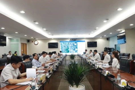 5月22日下午，在省行政中心，省委副书记、省人民委员会主席武文明主持会见太阳集团（Sun Group）董事长邓明生并举行工作会谈。