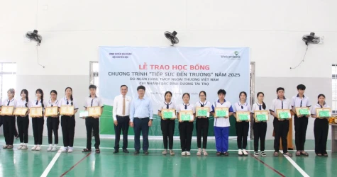 保邦县劝学协会与越南外贸股份商业银行（Vietcombank）北平阳分行配合，5月22日上午举行了2025年“接力上学”的奖学金颁发仪式