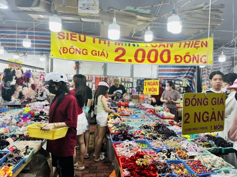 Công nhân “mua sắm thả ga - không lo về giá”