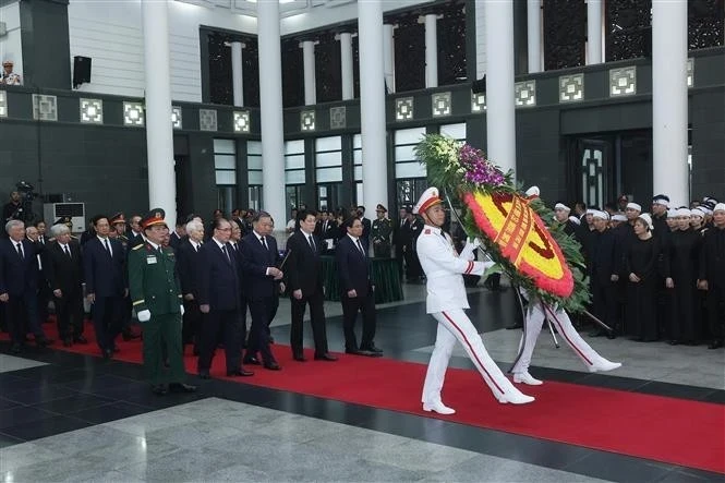 越南原国家主席陈德良吊唁仪式在国家殡仪馆举行