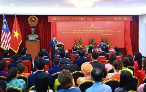 PM meets with Vietnamese community in Malaysia