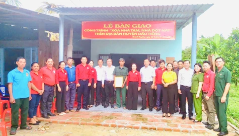 Bàn giao nhiều công trình “xoá nhà tạm, nhà dột nát” cho các gia đình khó khăn về nhà ở