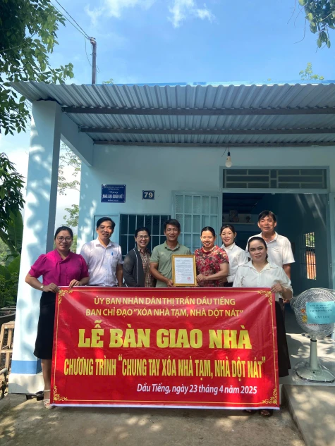Chung sức xóa nhà tạm, nhà dột nát