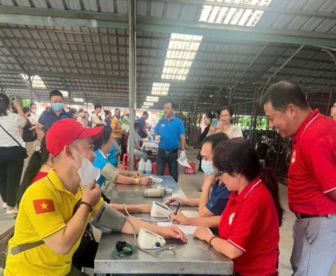 Hàng trăm đoàn viên, công nhân tham gia hiến máu tình nguyện