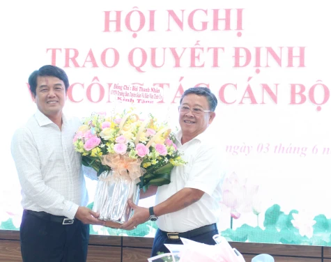Huyện Bàu Bàng trao quyết định nghỉ hưu cho cán bộ