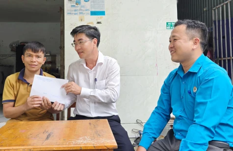 Thăm hỏi, chia sẻ với công nhân bị tai nạn lao động