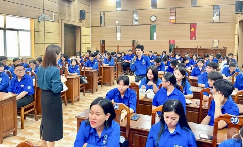 Từ ngày 3 đến 5-6, Huyện đoàn Phú Giáo phối hợp với Trung tâm Chính trị huyện tổ chức lớp bồi dưỡng nghiệp vụ công tác Đoàn - Đội khối trường học năm 2025.