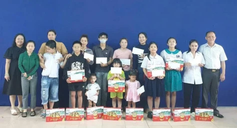 Tặng quà cho thiếu nhi khiếm thị