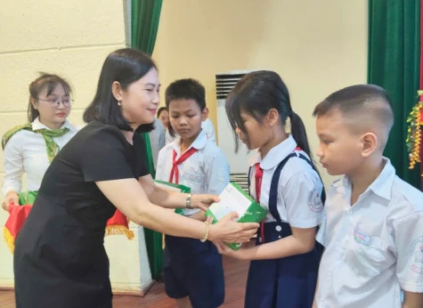Trao học bổng trị giá 270 triệu đồng cho học sinh nghèo, học giỏi