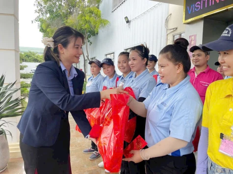 “工会餐”：赠送数百份礼物