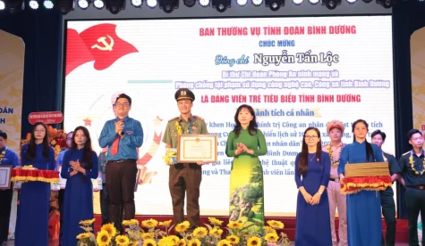 Binh Duong Provincial Youth Union held a significant event at the Provincial Children's House Hall, titled "Commending Young Party Members and Outstanding Union Members."