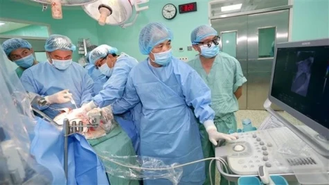顺化中央医院一天内同时完成4台心、肝、角膜移植手术