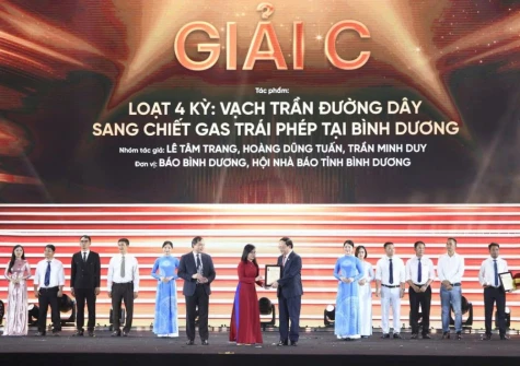 On the evening of June 21 in Hanoi, the Vietnam Journalists Association hosted an art program to celebrate the 100th anniversary of Vietnam Revolutionary Press Day and the 19th National Press Awards ceremony for 2024.