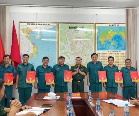 TP.Thủ Dầu Một trao quyết định giải thể Ban Chỉ huy Quân sự các phường