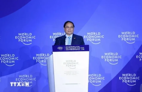 据越通社特派记者报道，6月25日下午，在出席于中国天津举行的世界经济论坛第16届新领军者年会（又称“天津夏季达沃斯论坛”）期间