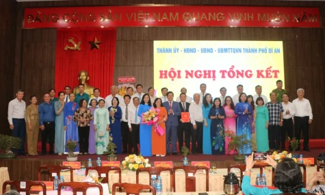 Party Committee - People's Council - People's Committee - Vietnam Fatherland Front Committee of Di An City held a conference to summarize the implementation of Resolution of the City Party Congress for the 2020-2025 term and the work of People's Council for the 2021-2026 term.