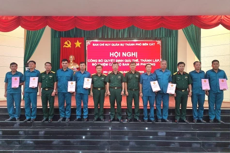 TP.Bến Cát công bố quyết định giải thể, thành lập, bổ nhiệm cán bộ Ban Chỉ huy Quân sự các phường