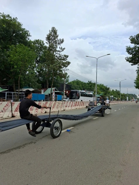 Xe ba gác chở thép như “làm xiếc”