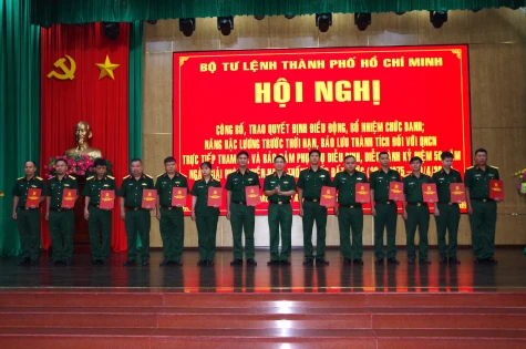 Bộ Tư lệnh TP.Hồ Chí Minh trao quyết định cho quân nhân chuyên nghiệp