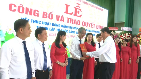 Phường Bình Hòa: Công bố và trao quyết định thành lập tổ chức Đảng và công tác cán bộ