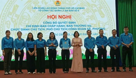 Ngày 6-8, tại UBND phường Thủ Dầu Một, LĐLĐ TP.Hồ Chí Minh tổ chức Hội nghị công bố quyết định kiện toàn chức năng hoạt động Công đoàn các xã, phường thuộc khu vực Bình Dương trước đây.