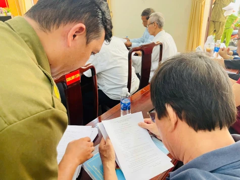 Sau lễ ra quân thực hiện cao điểm tấn công trấn áp tội phạm, bảo đảm an ninh trật tự trên địa bàn phường Phú Lợi, lực lượng công an đã tổ chức hội nghị tuyên truyền phổ biến kiến thức pháp luật