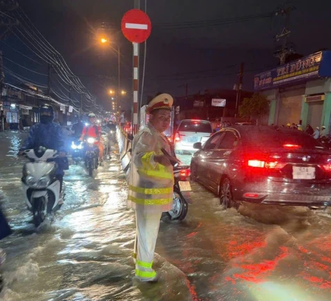 Sau cơn mưa lớn, Quốc lộ 1K qua TP.Hồ Chí Minh ngập cục bộ khiến các phương tiện di chuyển khó khăn, Đội CSGT đường bộ số 1, thuộc Phòng CSGT Công an TP.Hồ Chí Minh đã có mặt điều tiết, phân luồng