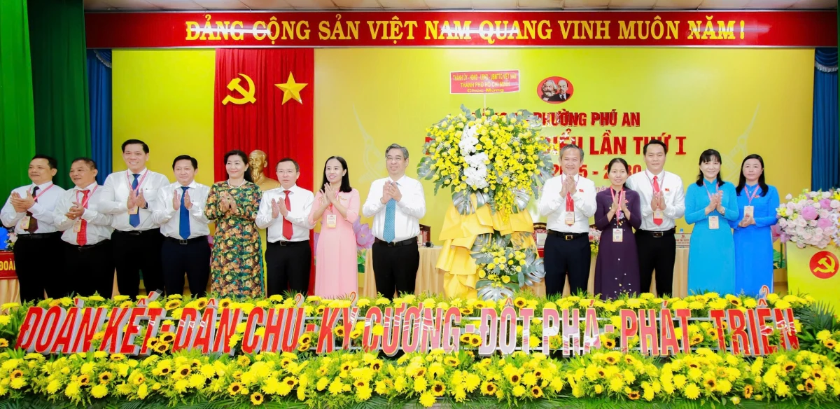 Nguyên Chủ tịch nước Nguyễn Minh Triết dự Đại hội Đảng bộ phường Phú An